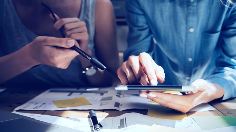 Fotografía primer plano un grupo de investigadores realizando análisis de una información